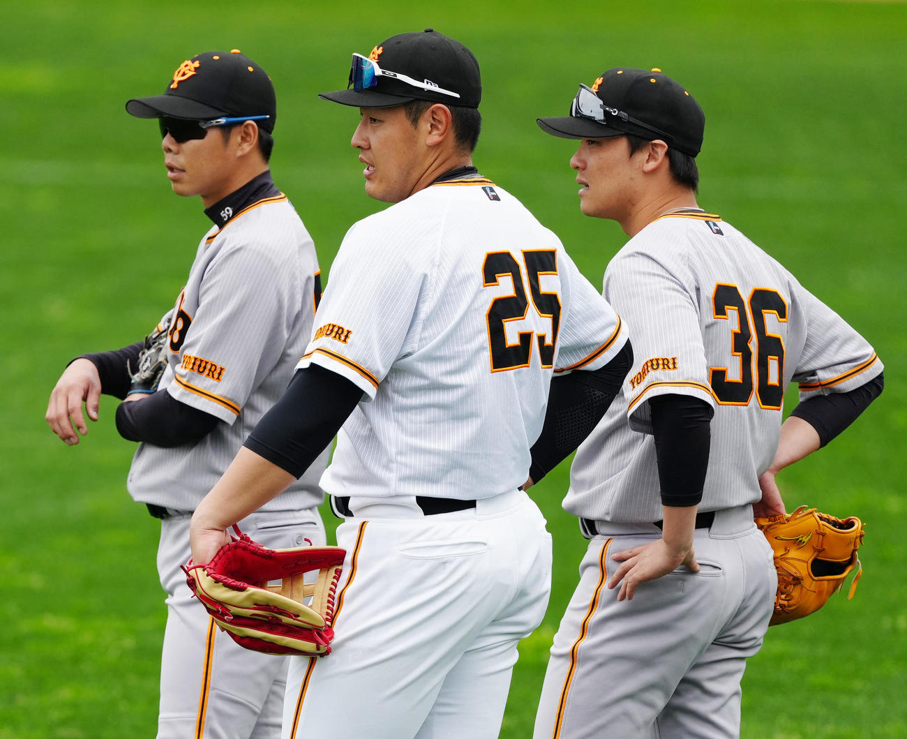 紅白戦前、左翼でシートノックを受ける巨人岡本和（中央）。右は石川、左は松原（撮影・江口和貴）