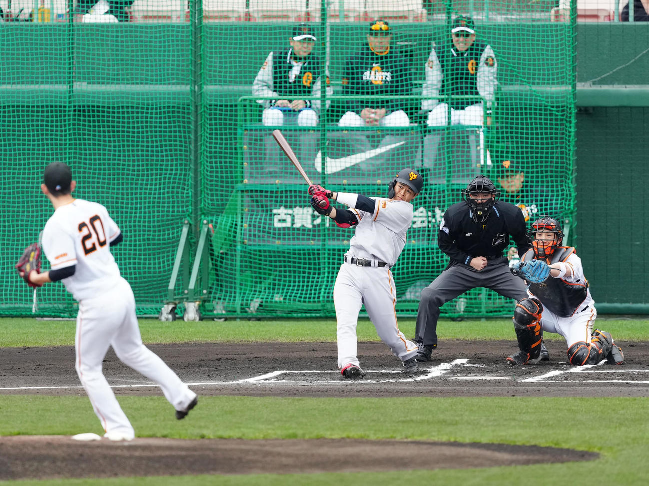 巨人紅白戦　1回表紅組1死、先制ソロ本塁打を放つ中山。投手戸郷（撮影・江口和貴）