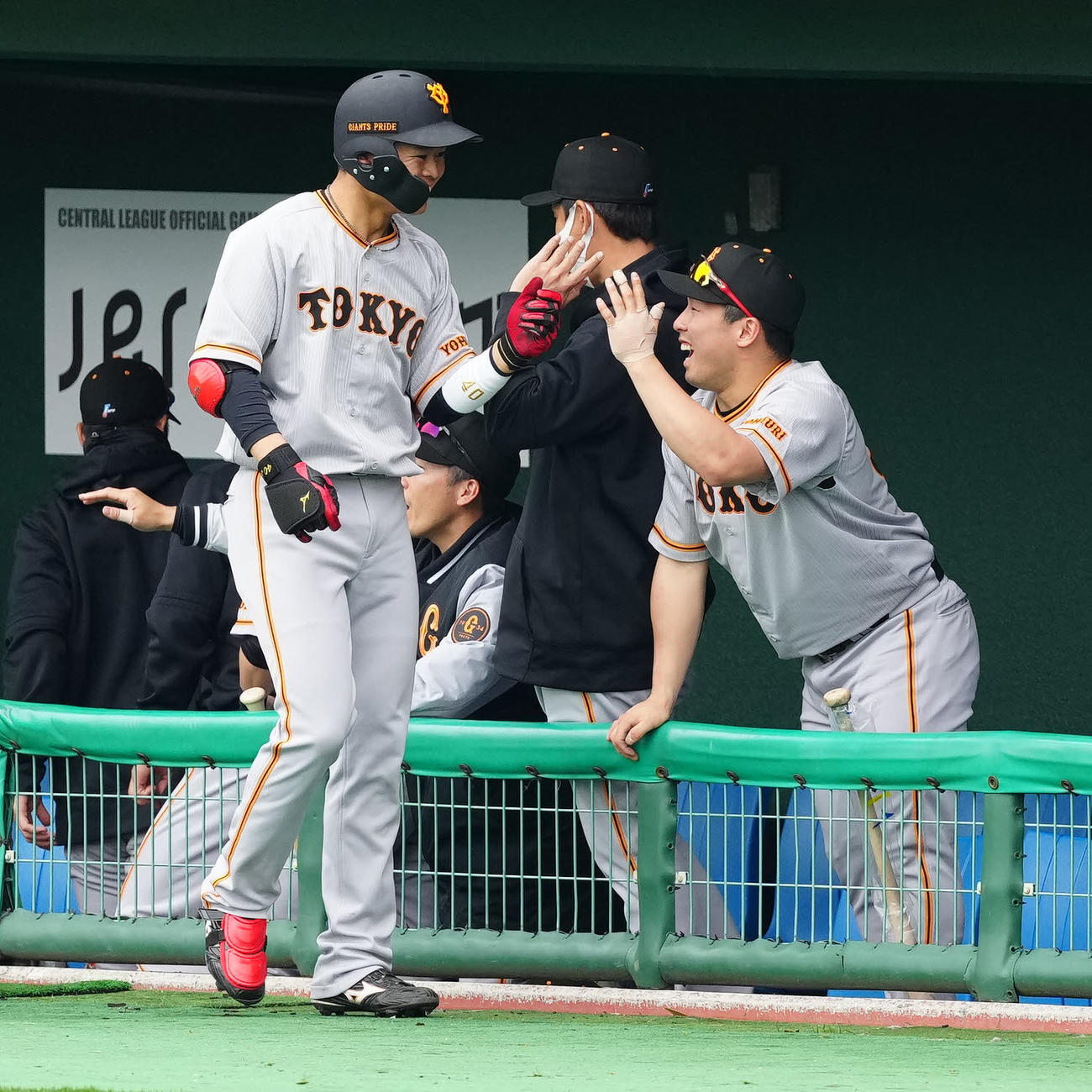 巨人紅白戦　1回表紅組1死、先制ソロ本塁打を放ち、浅野（右）とタッチを交わす中山（撮影・江口和貴）