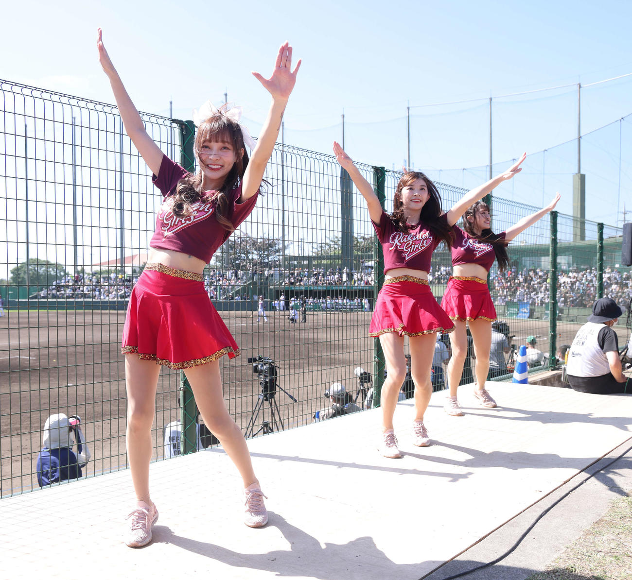 お立ち台でパフォーマンスするリン・シャン（左）ら楽天ガールズのチア（撮影・河田真司）