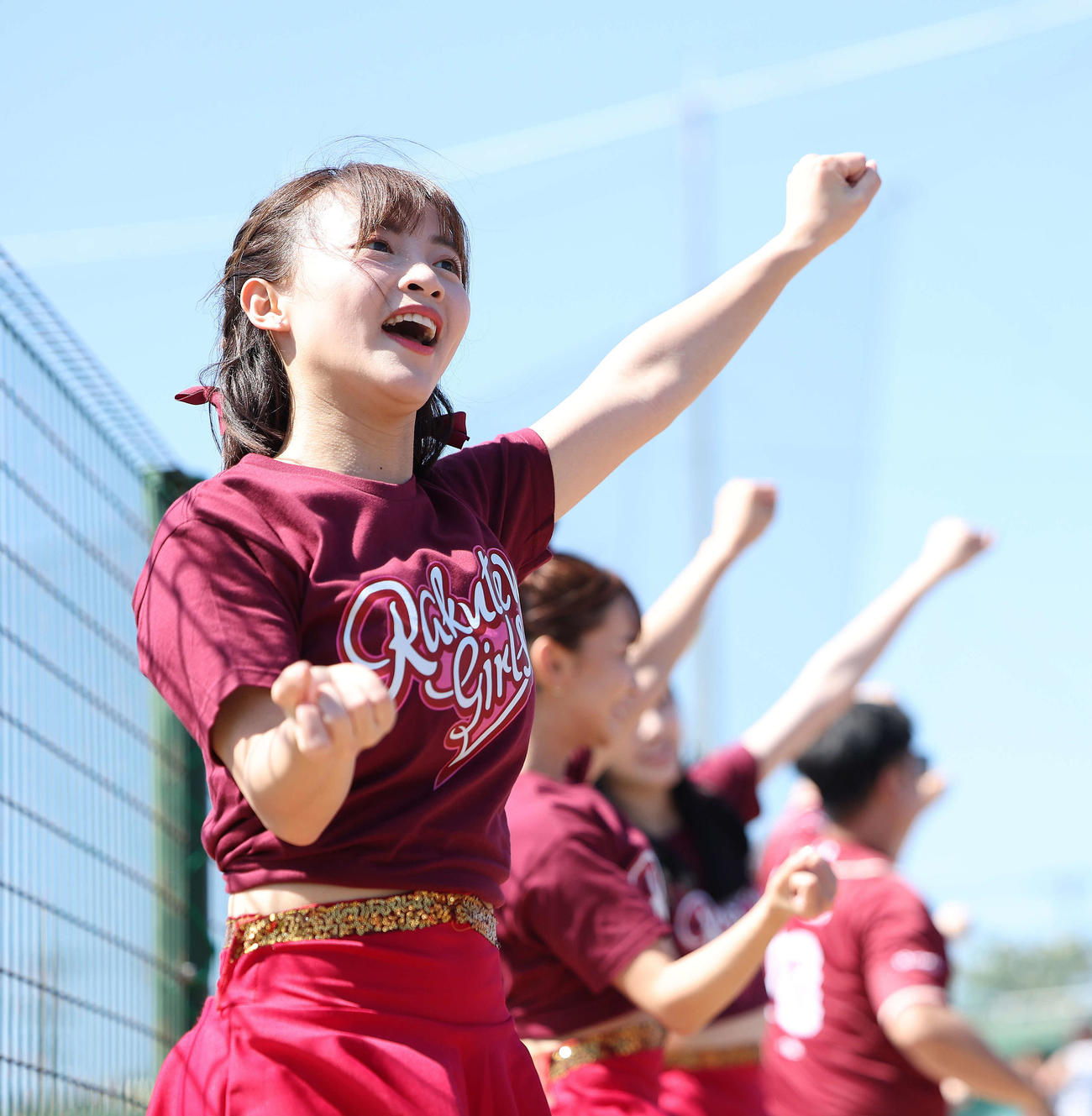 お立ち台でパフォーマンスする楽天ガールズのチア（撮影・河田真司）