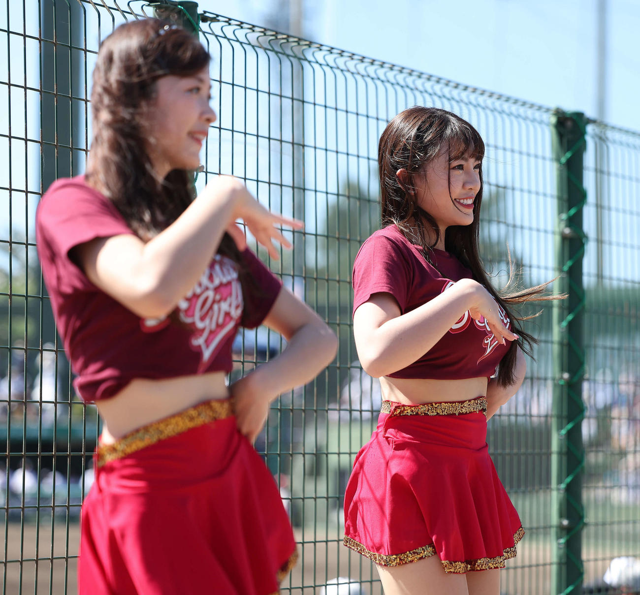 お立ち台でパフォーマンスする楽天ガールズのチア（撮影・河田真司）