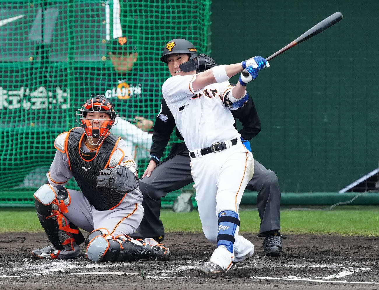 巨人紅白戦　2回裏白組2死一塁、同点適時二塁打を放つ小林（撮影・江口和貴）