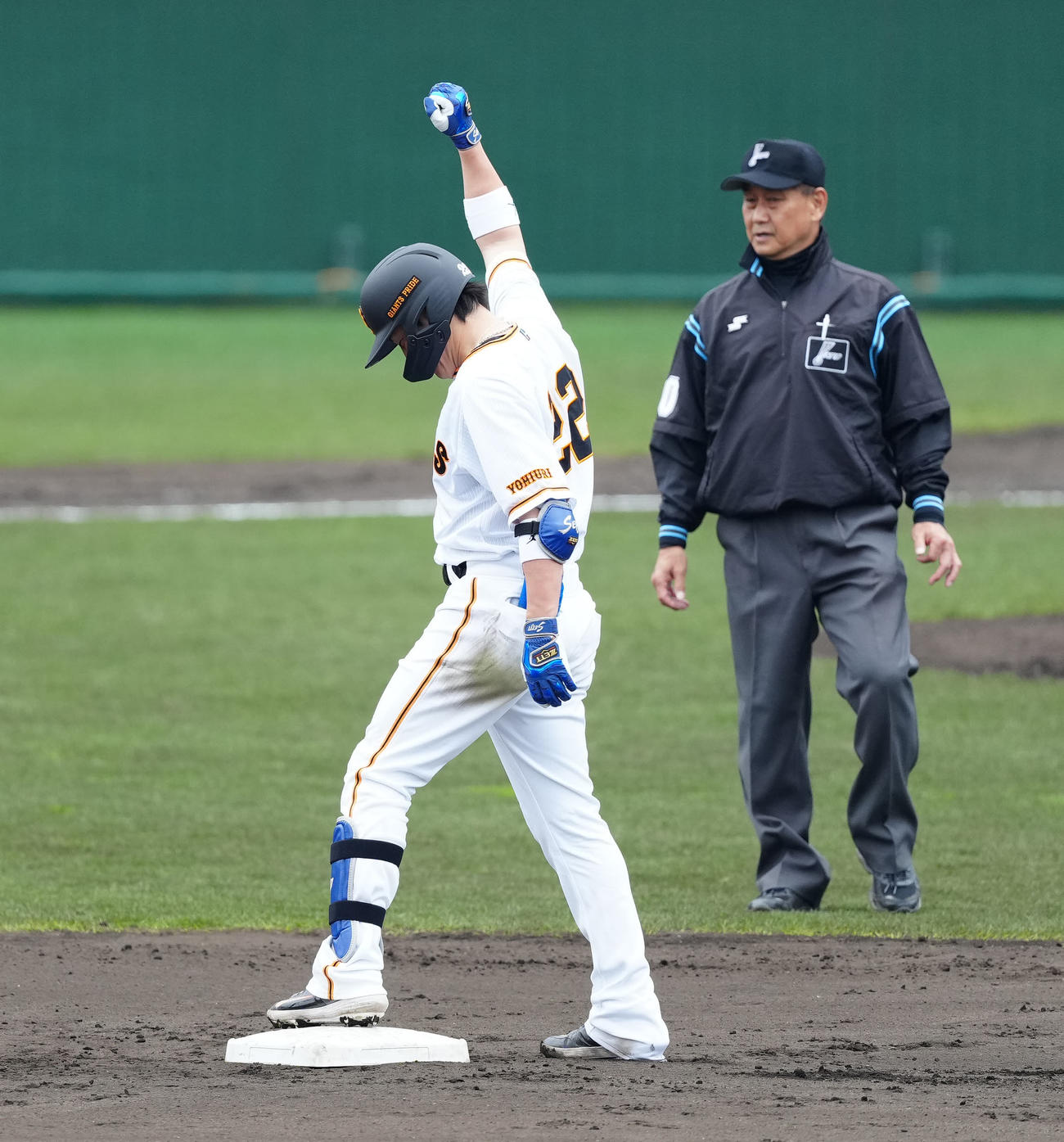 巨人紅白戦　2回裏白組2死一塁、同点適時二塁打を放ち、ガッツポーズの小林（撮影・江口和貴）