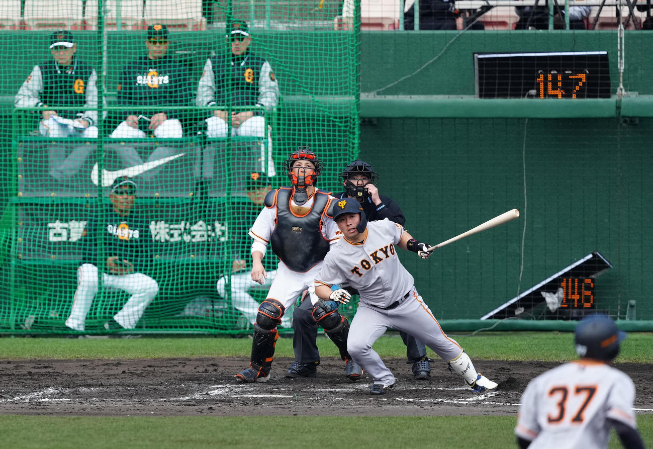 巨人紅白戦　4回表紅組無死二塁、左前打を放つ浅野。後方右奥は原監督（撮影・江口和貴）