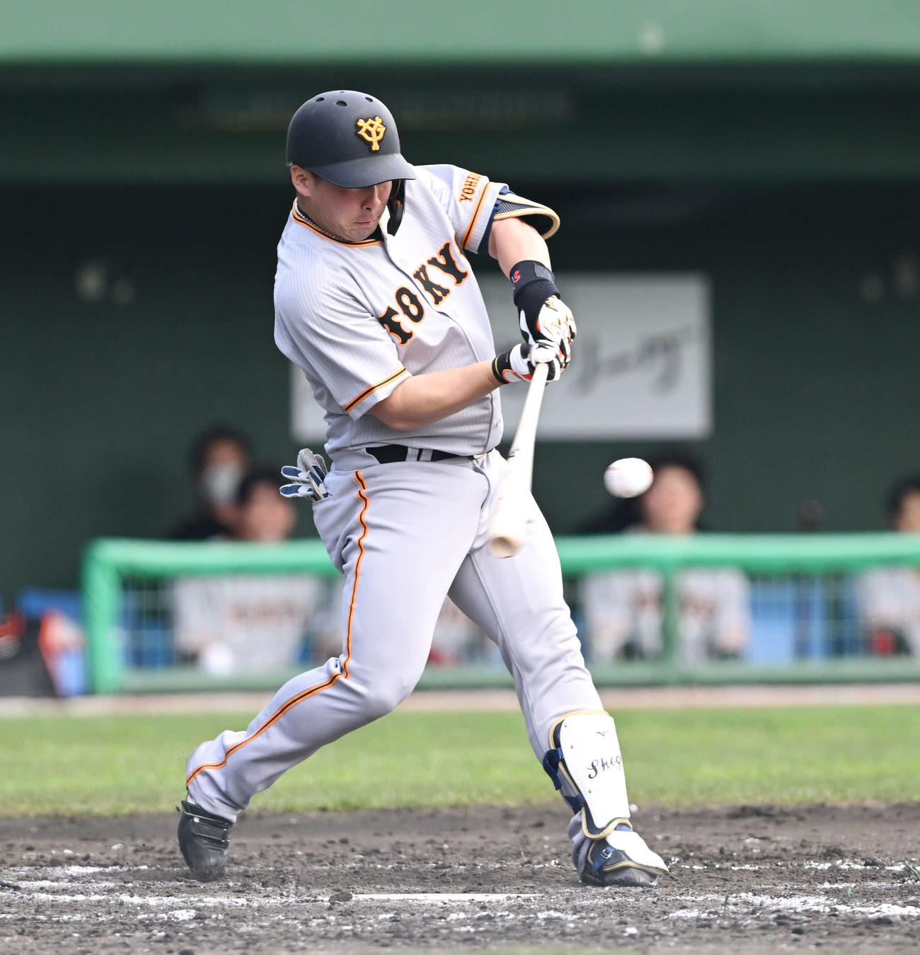 巨人紅白戦　4回表紅組無死二塁、浅野は左前打を放つ（撮影・滝沢徹郎）