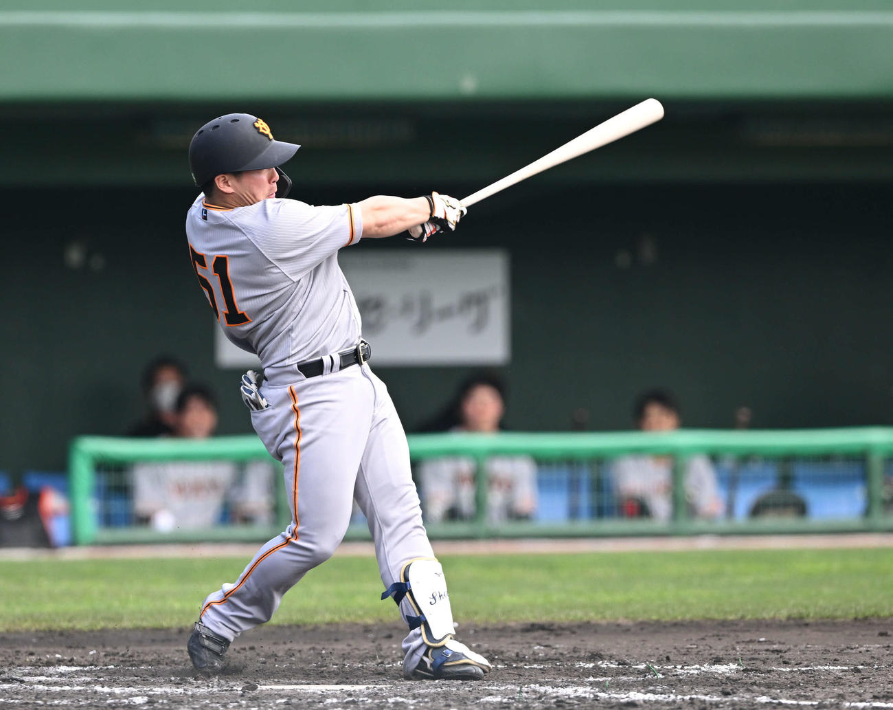 巨人紅白戦　4回表紅組無死二塁、浅野は左前打を放つ（撮影・滝沢徹郎）