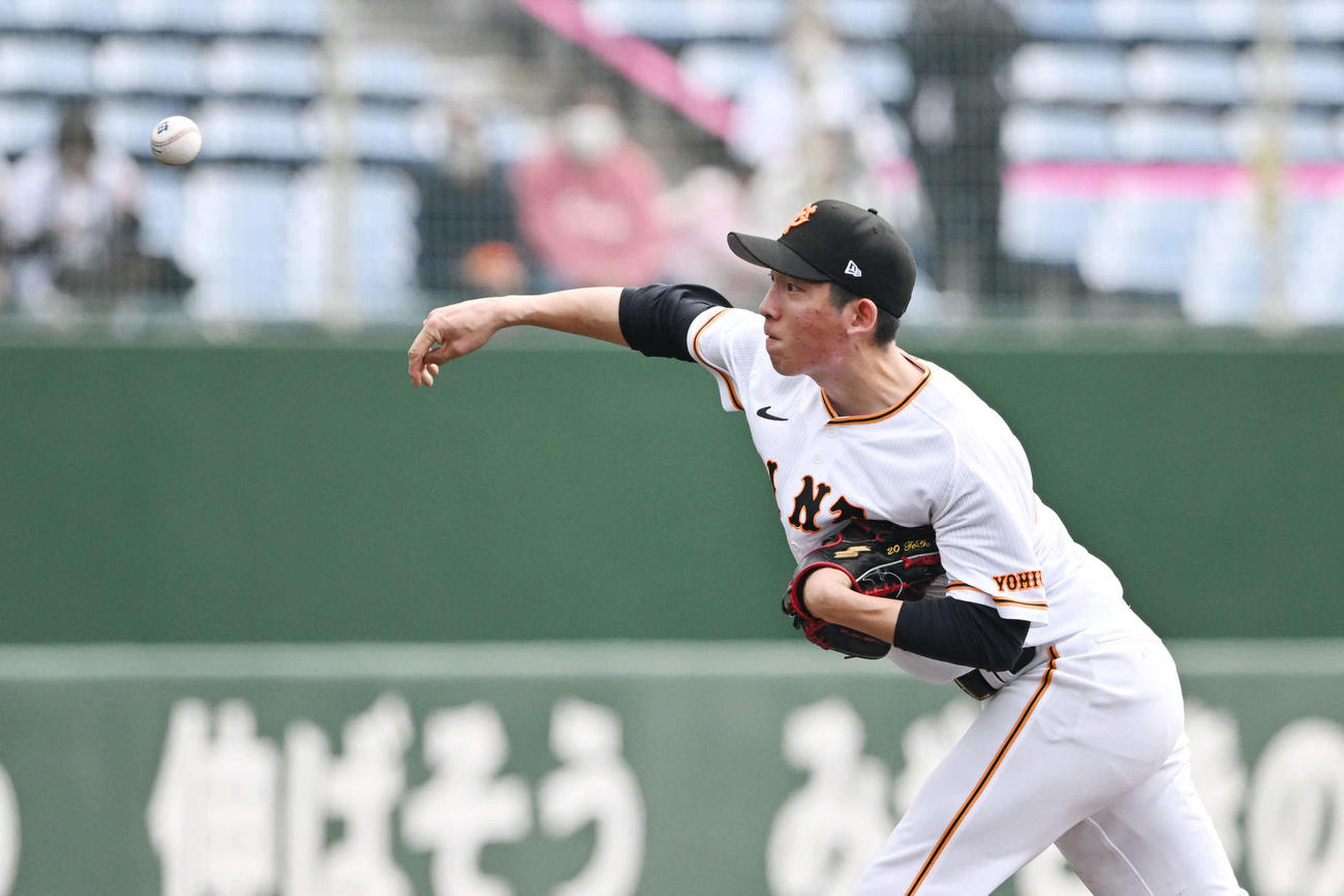 巨人紅白戦　WBC公式球で投球する白組先発の戸郷（撮影・滝沢徹郎）