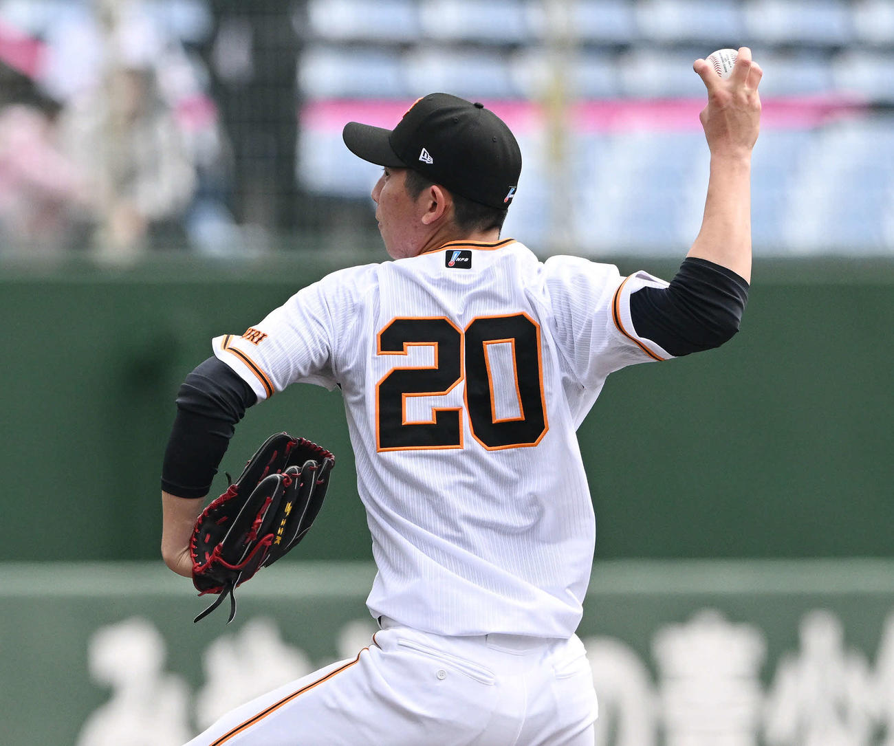 巨人紅白戦　WBC公式球で投球する白組先発の戸郷（撮影・滝沢徹郎）