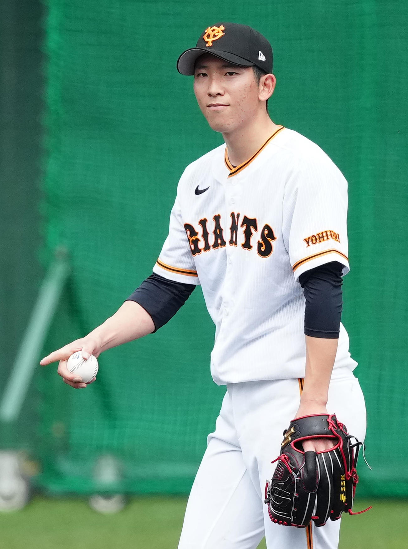 巨人紅白戦　2回表、WBC公式球を使用する巨人白組先発の戸郷（撮影・江口和貴）