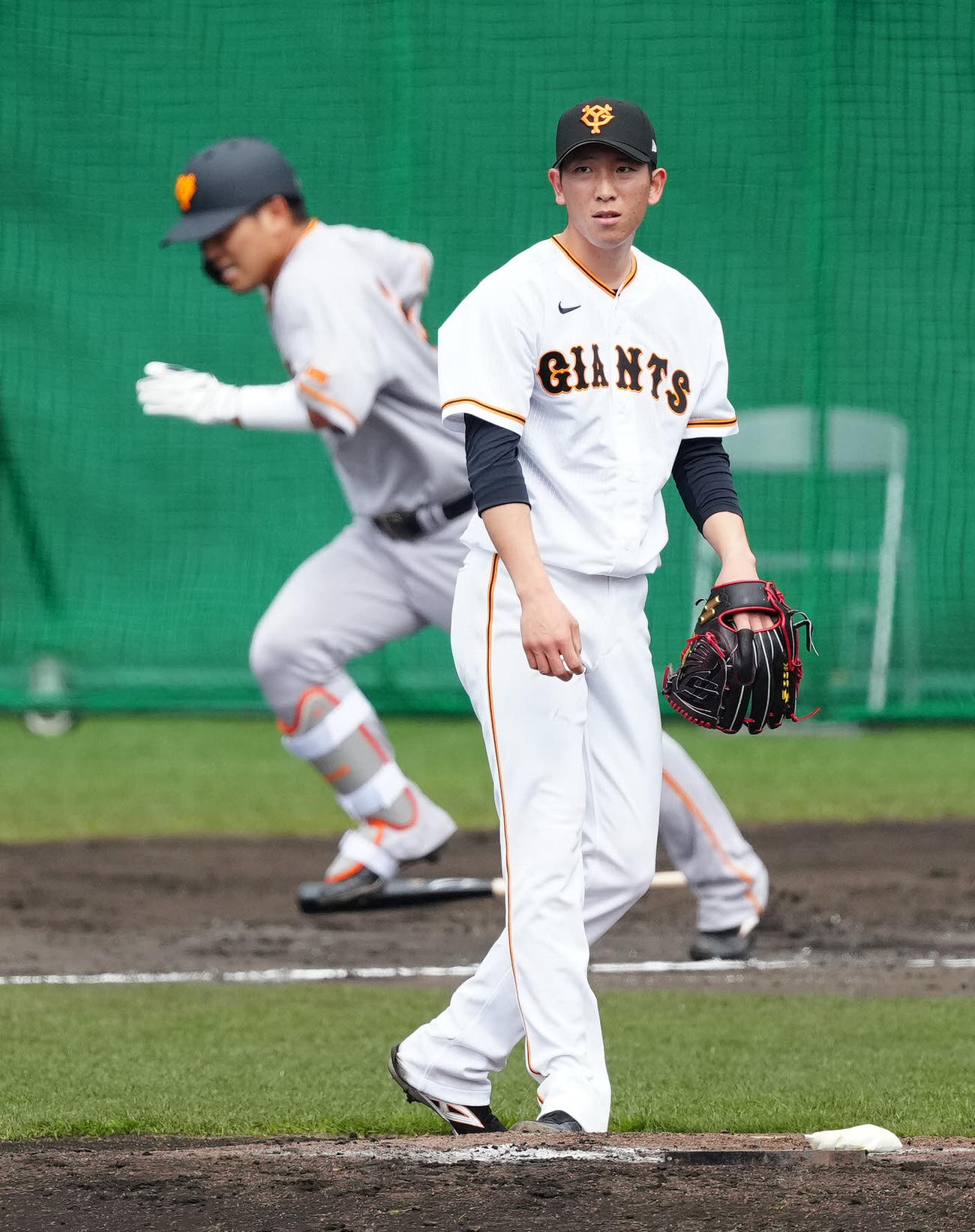 巨人紅白戦　2回表紅組1死、WBC公式球で大城卓（後方）と対戦し、右前打を浴びる戸郷（撮影・江口和貴）