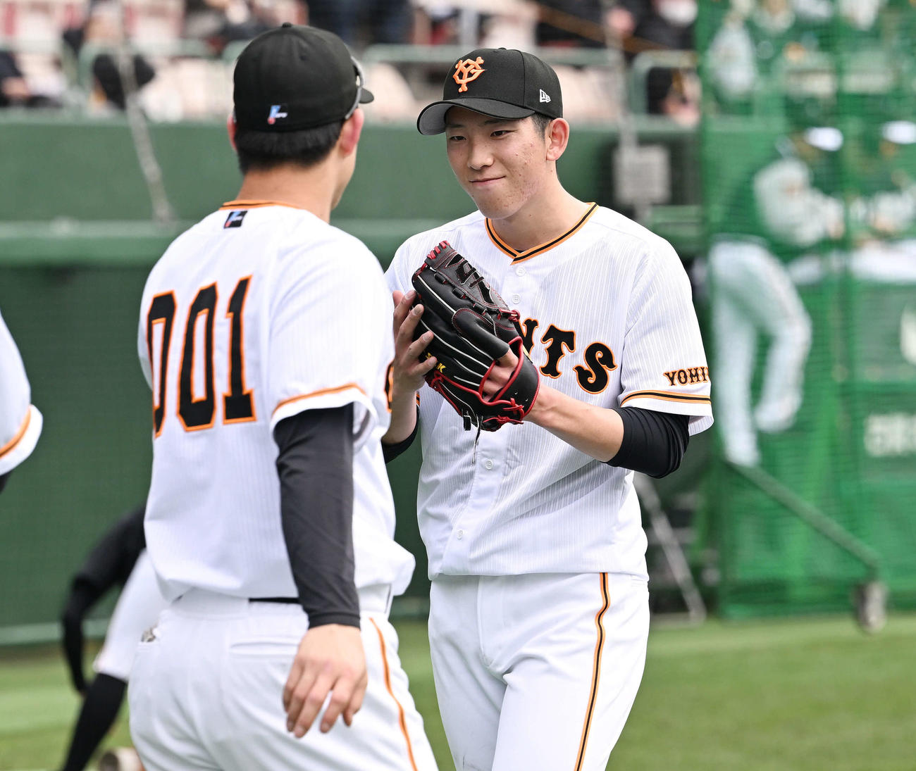 巨人紅白戦　2回を投げ終えた白組先発の戸郷（右）は笑顔でベンチへ引き揚げる（撮影・滝沢徹郎）