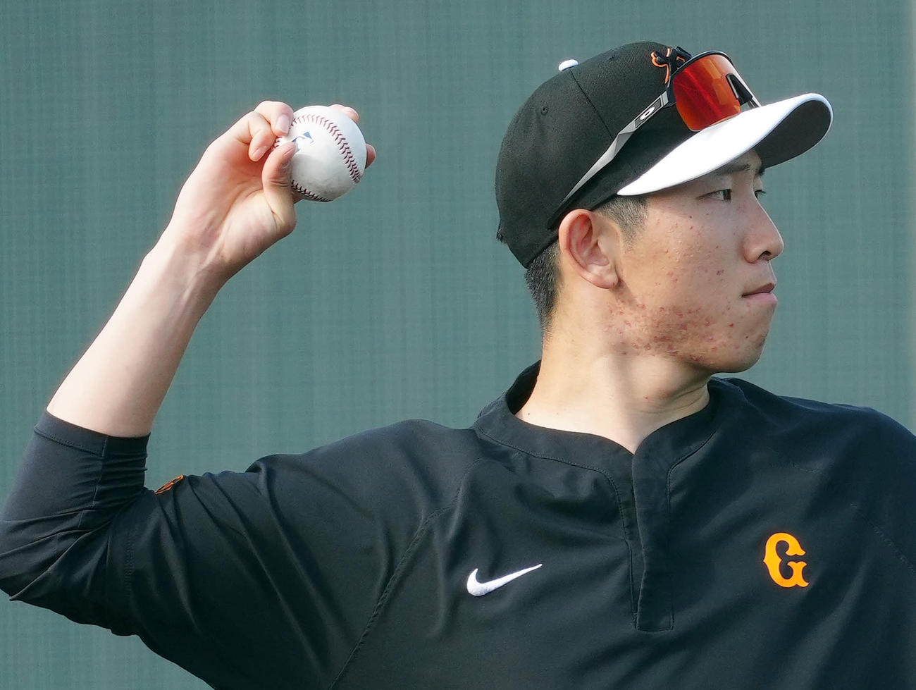 MLB球でキャッチボールする巨人戸郷（撮影・江口和貴）