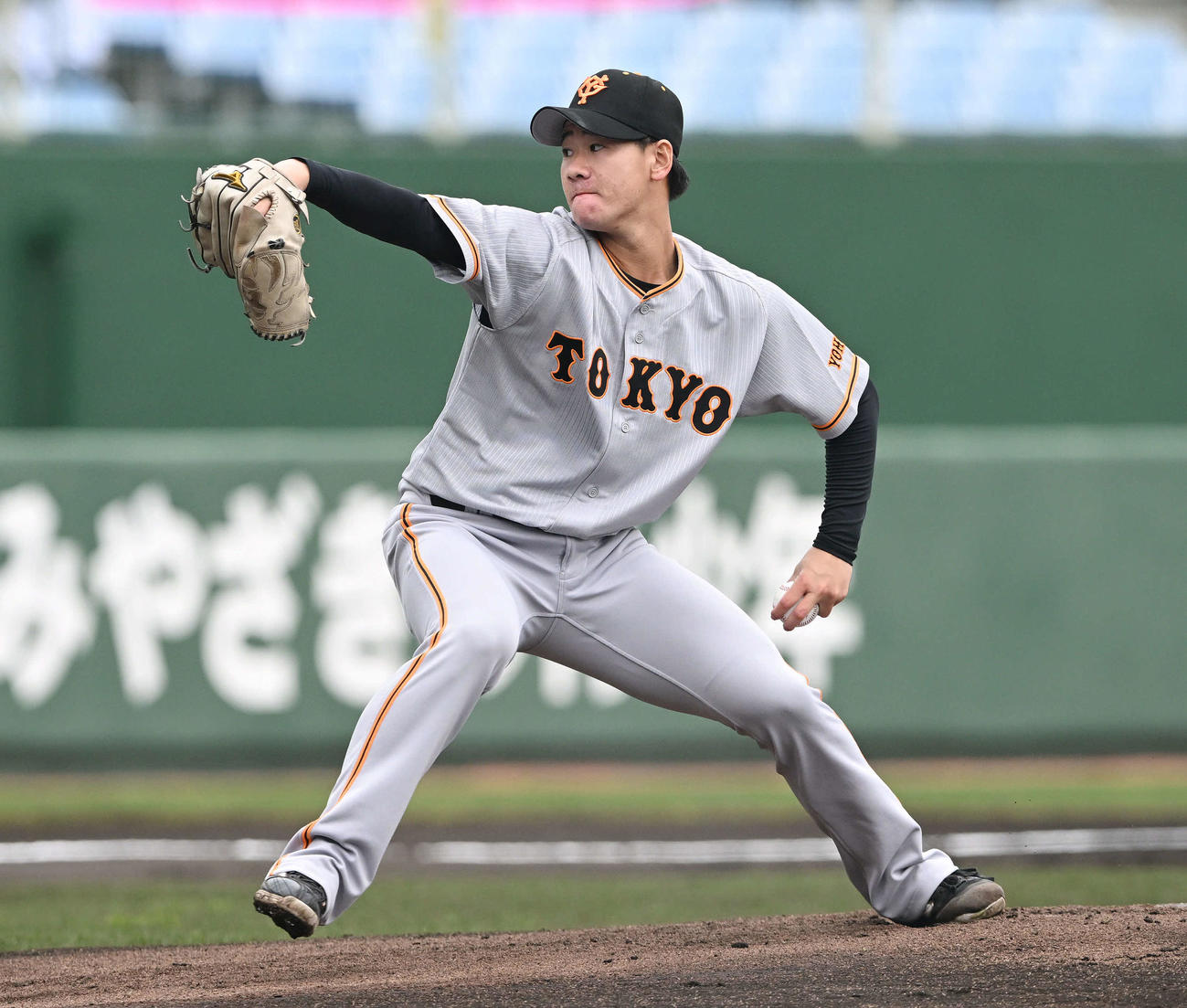 巨人紅白戦　紅組先発の井上（撮影・滝沢徹郎）