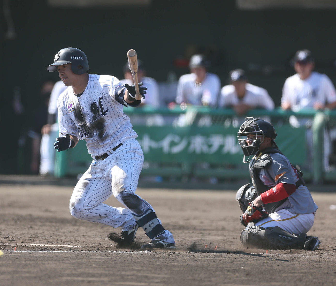 ロッテ対楽天台湾　4回裏ロッテ2死満塁、左翼線に逆転3点適時二塁打を放つ池田（撮影・河田真司）