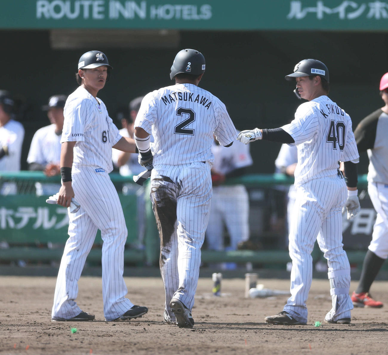 ロッテ対楽天台湾　4回裏ロッテ2死満塁、池田来翔の逆転3点適時二塁打で生還する松川（中央）（撮影・河田真司）