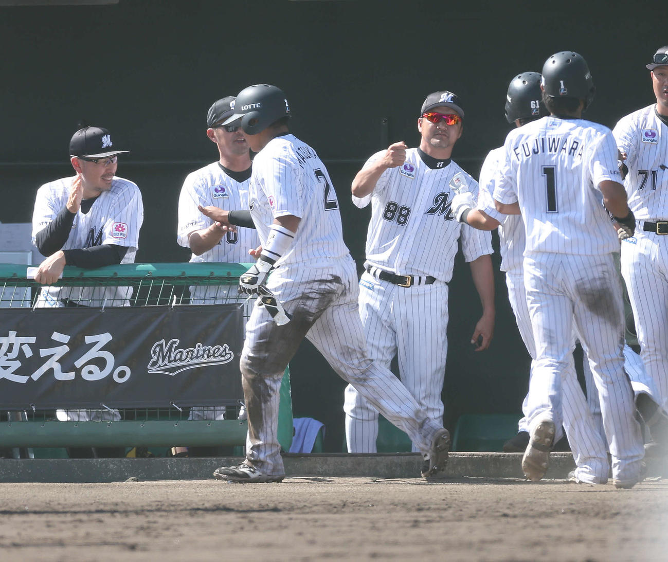 ロッテ対楽天台湾　4回裏ロッテ2死満塁、池田の逆転3点適時二塁打で生還する松川（中央）らを迎える吉井監督（左）（撮影・河田真司）