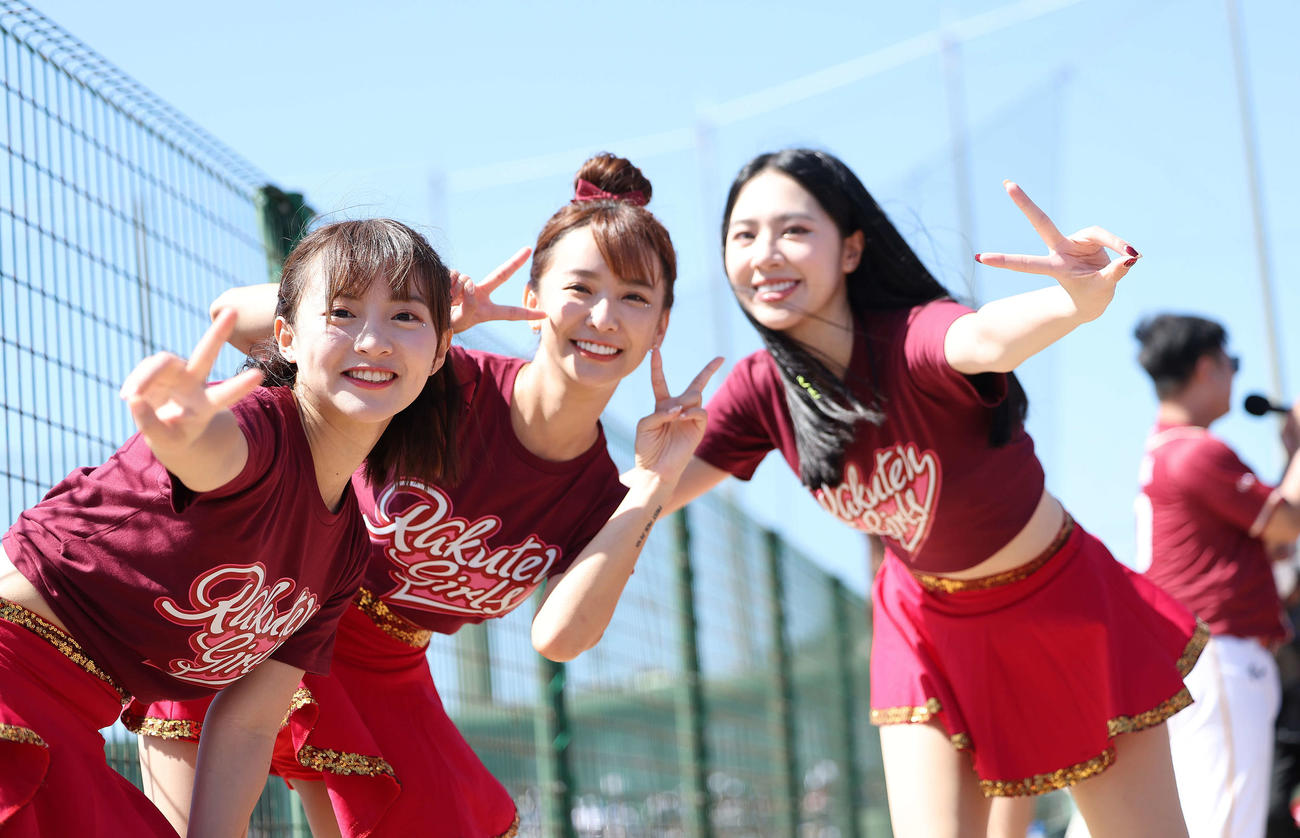 お立ち台でパフォーマンスする楽天ガールズのチア（撮影・河田真司）