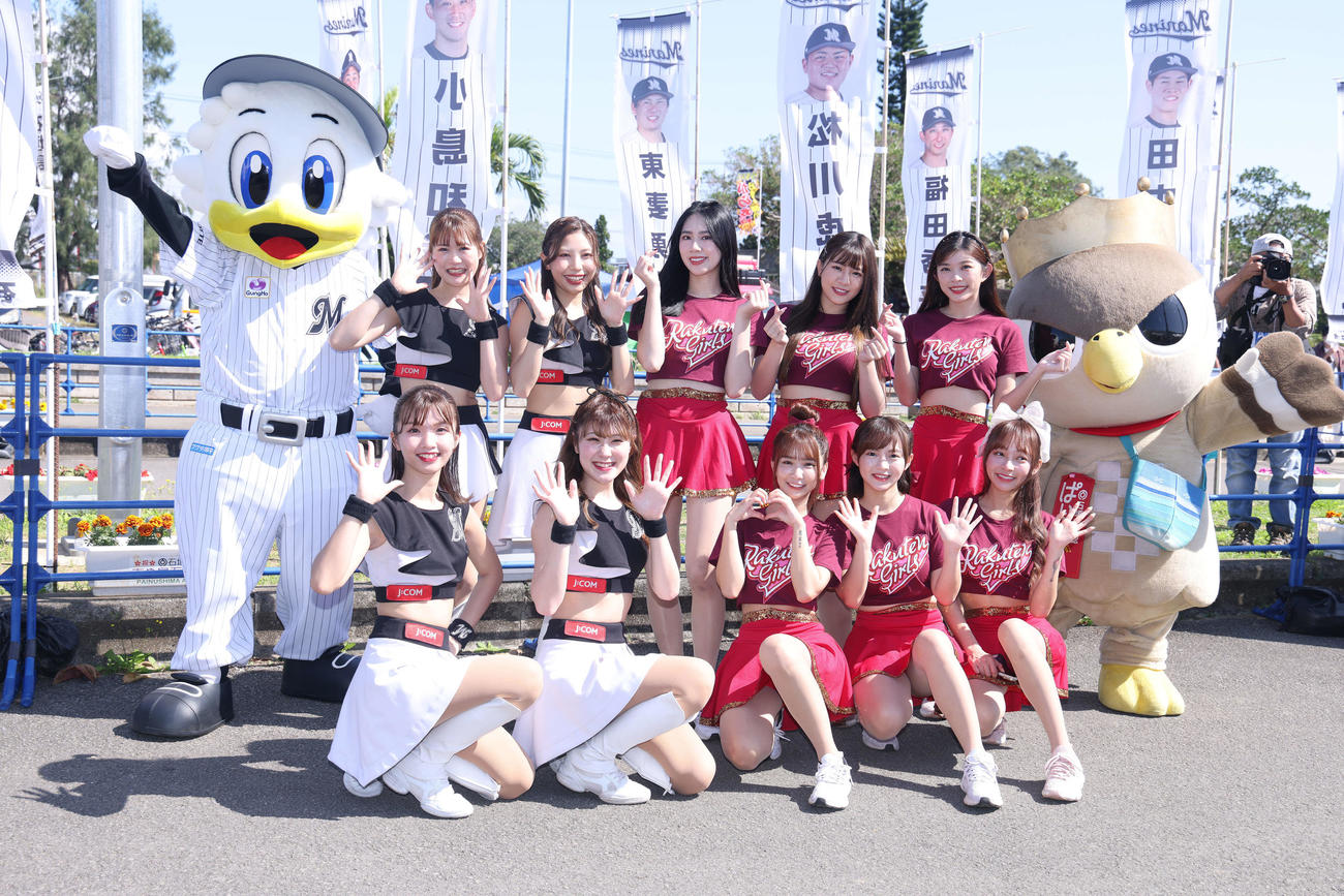 試合前、撮影会に臨むM☆Splash！！と楽天モンキーズのチア（撮影・河田真司）
