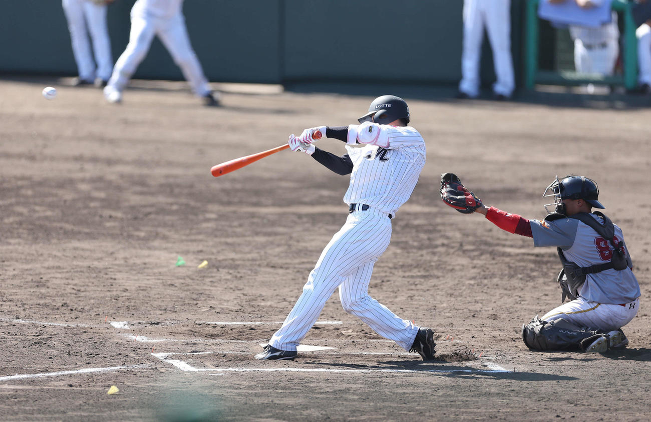 ロッテ対楽天台湾　6回裏、右前打を放つロッテ友杉（撮影・河田真司）