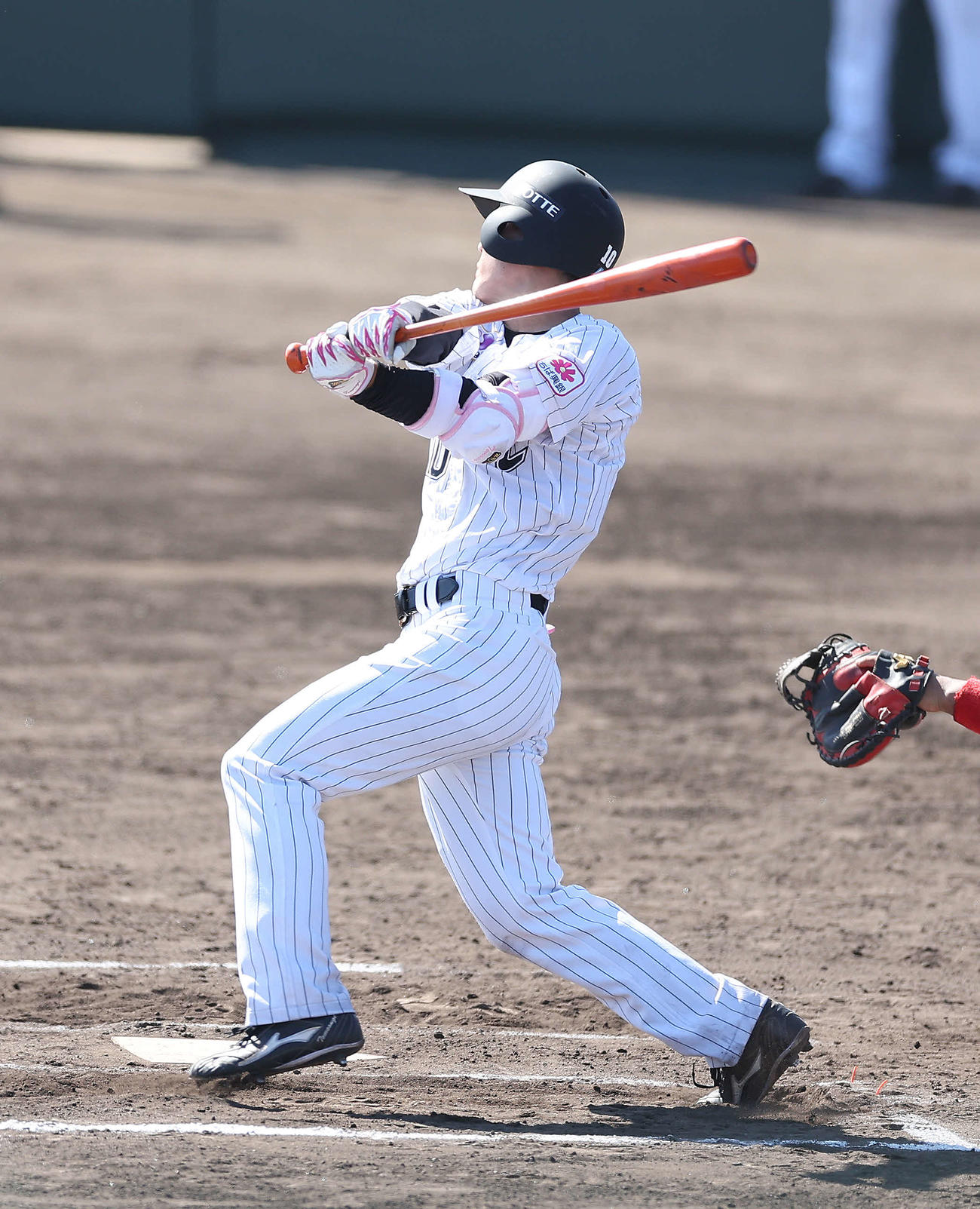 ロッテ対楽天台湾　6回裏、右前打を放つロッテ友杉（撮影・河田真司）