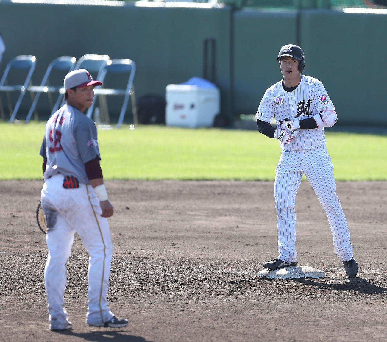 ロッテ対楽天台湾　6回裏、右前打を放ち出塁するロッテ友杉（撮影・河田真司）