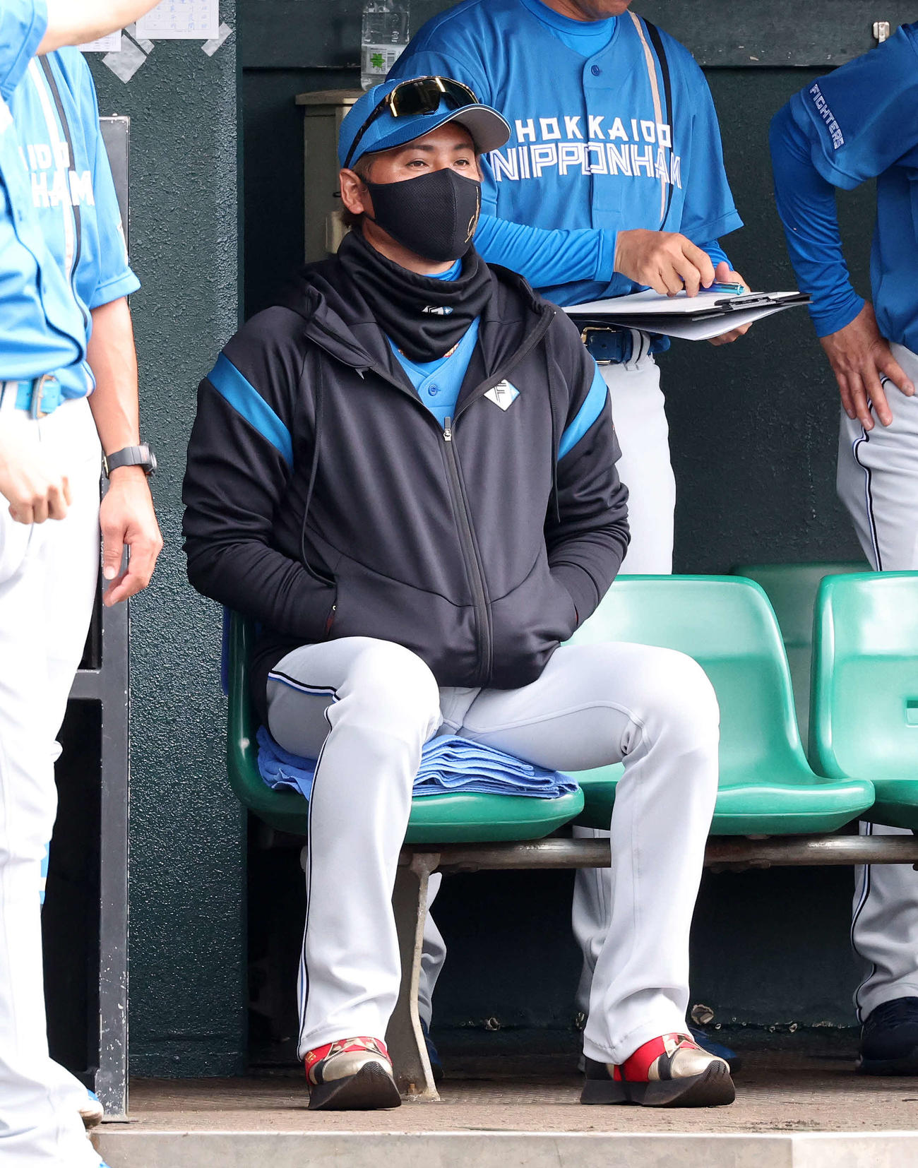 楽天対日本ハム　戦況を見つめる日本ハム新庄監督（撮影・鈴木正人）