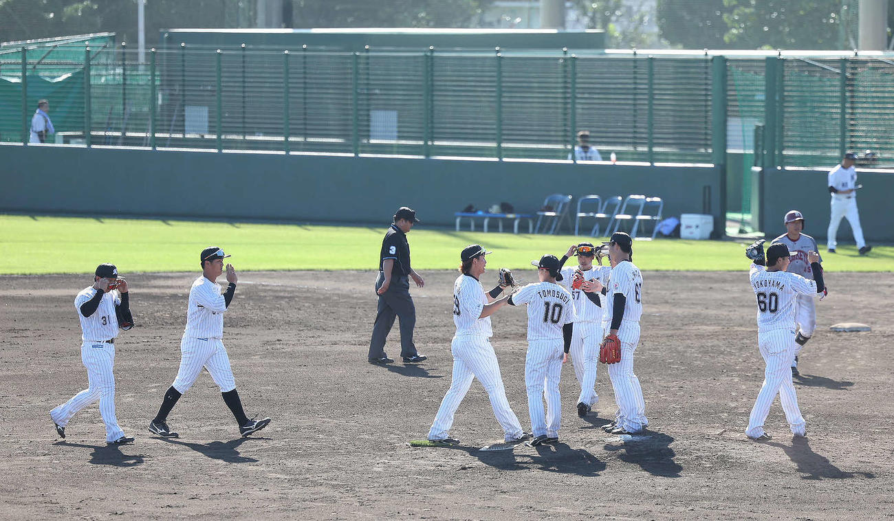 台湾楽天に勝利し、マウンドに集まるロッテナイン（撮影・河田真司）