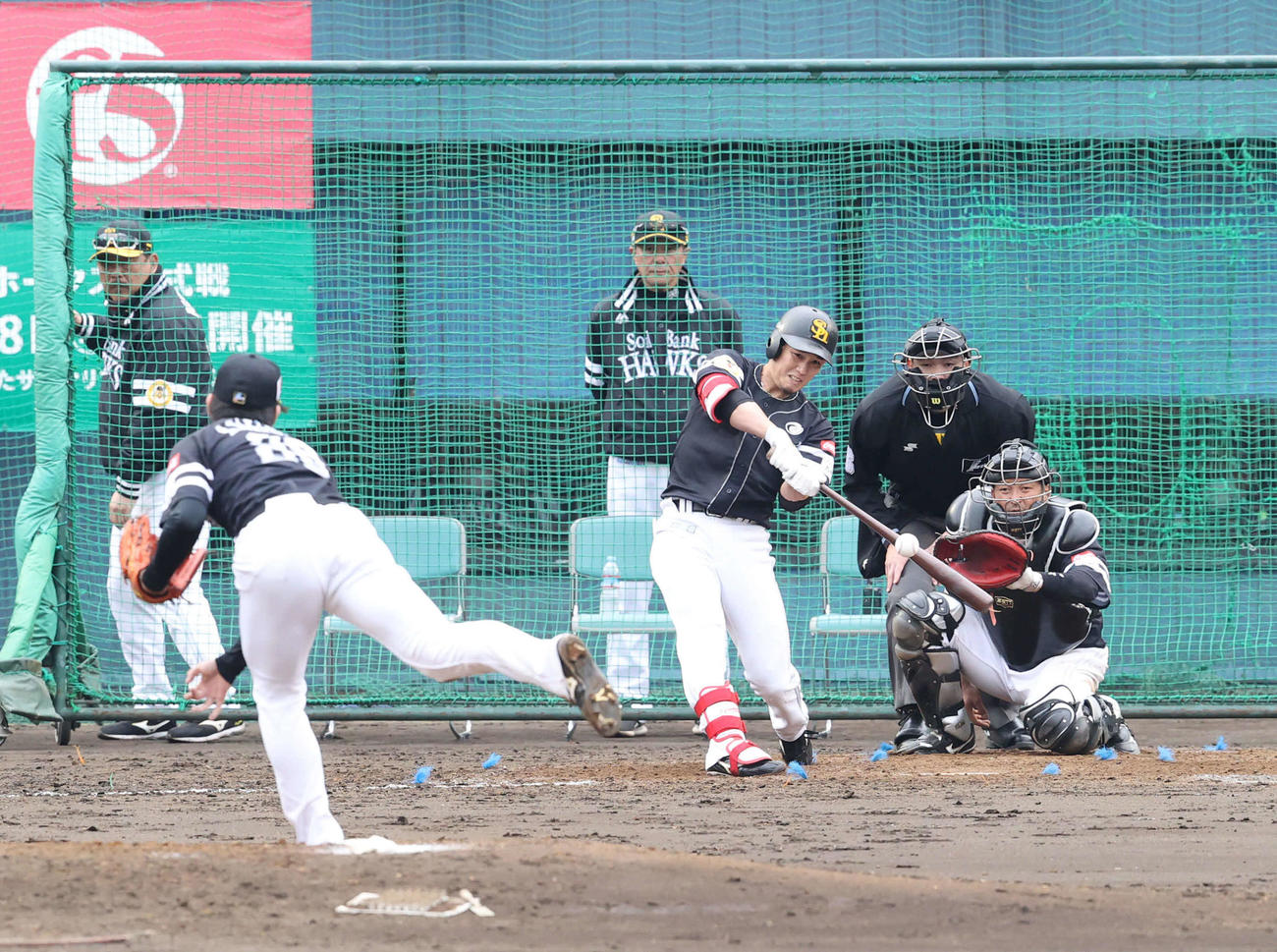 シート打撃で本塁打を放つ栗原。投手は高橋礼（撮影・梅根麻紀）