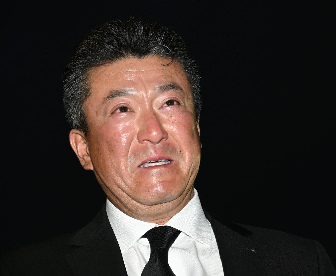 亡くなった入来智さんの思い出を語る弟のオリックス祐作投手コーチ（撮影・滝沢徹郎）