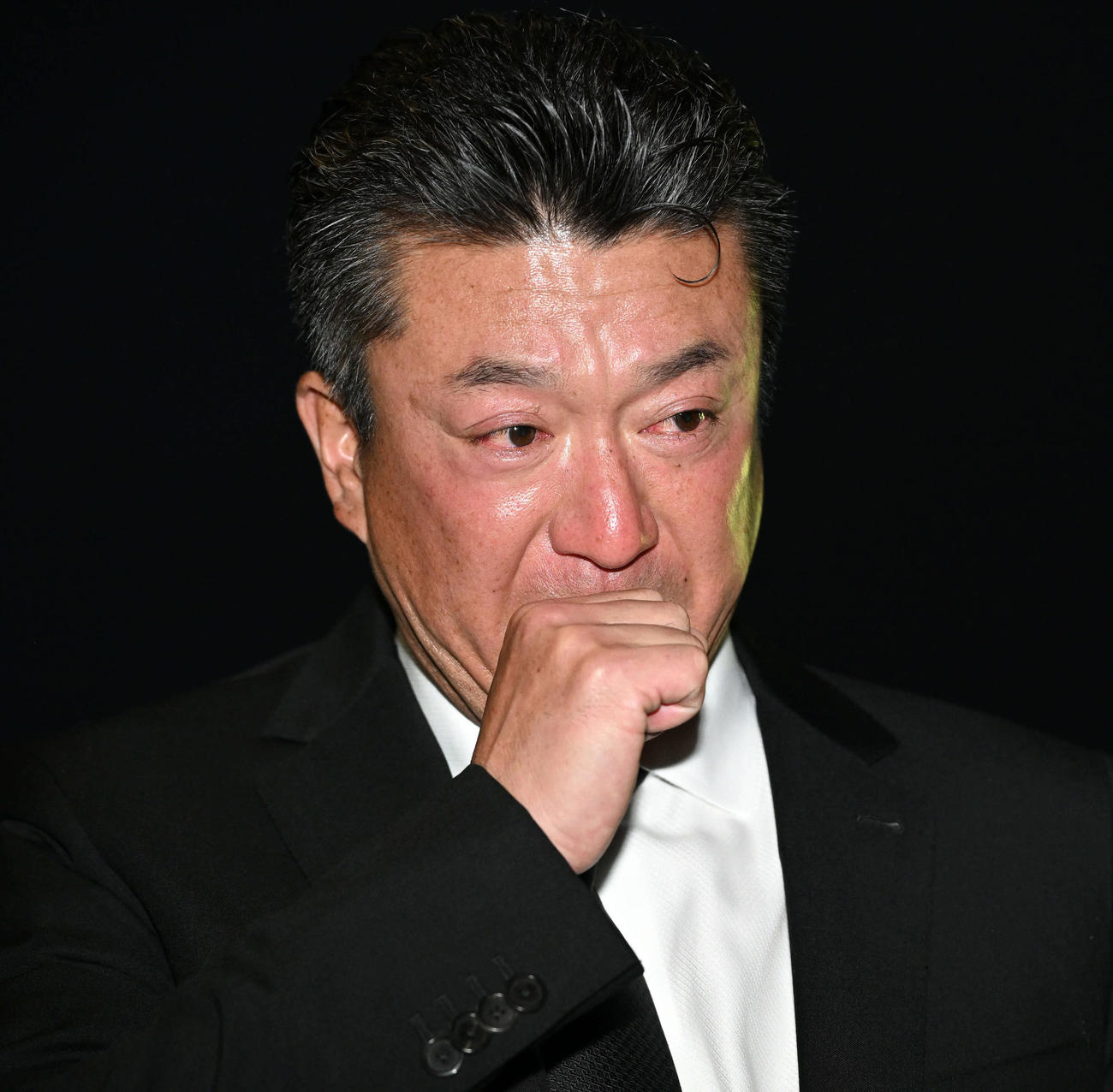 亡くなった入来智さんの思い出を語る弟のオリックス祐作投手コーチ（撮影・滝沢徹郎）
