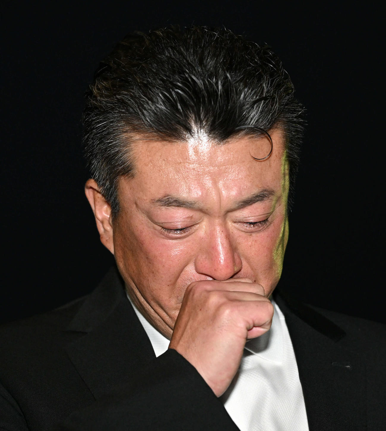 亡くなった入来智さんの思い出を語る弟のオリックス祐作投手コーチ（撮影・滝沢徹郎）