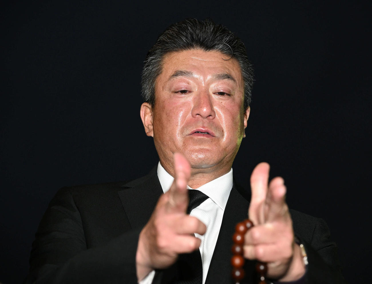 亡くなった入来智さんの思い出を語る弟のオリックス祐作投手コーチ（撮影・滝沢徹郎）