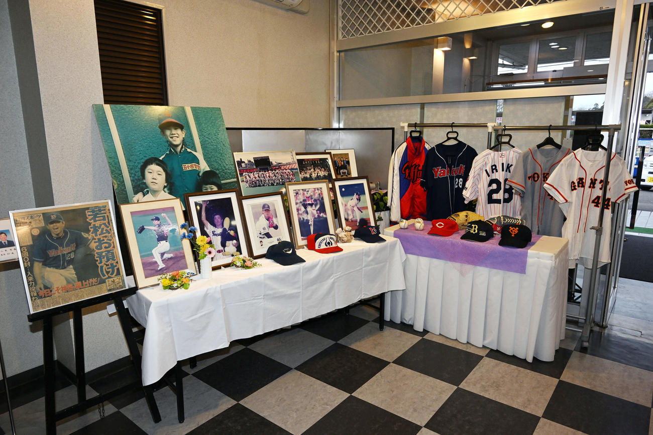 葬儀場には亡くなった入来智さんの思い出の品が飾られていた（撮影・滝沢徹郎）