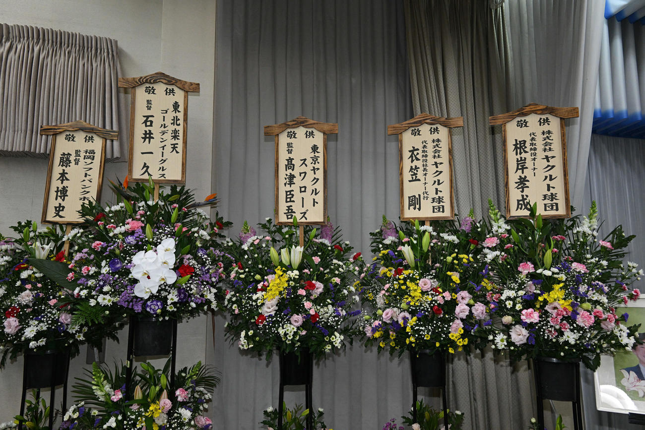 入来智さんの通夜で飾られたヤクルト高津臣吾監督ら（中央）の供花（撮影・滝沢徹郎）