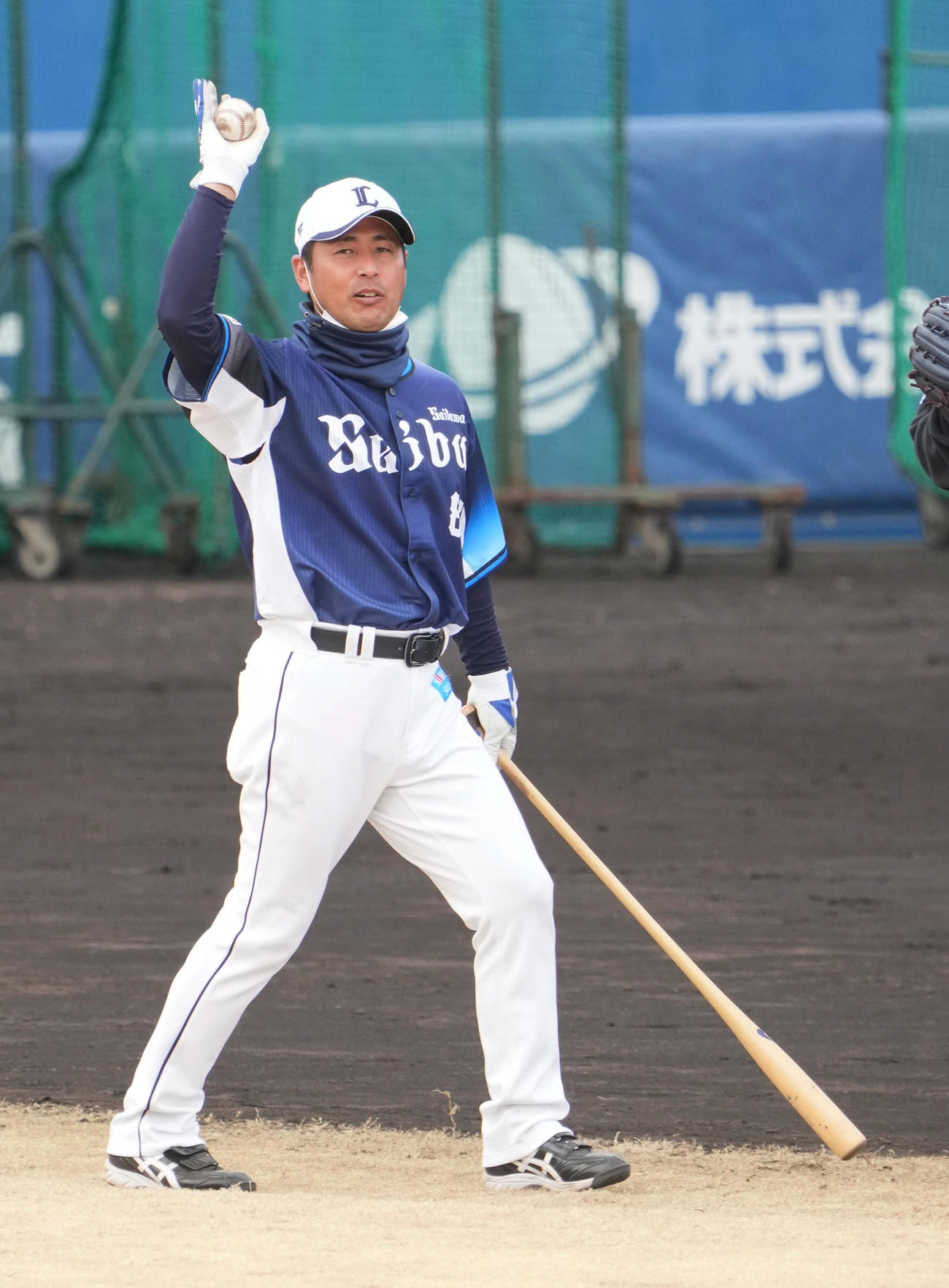 特守でノックを受ける選手に指示する赤田外野守備走塁コーチ（撮影・小沢裕）