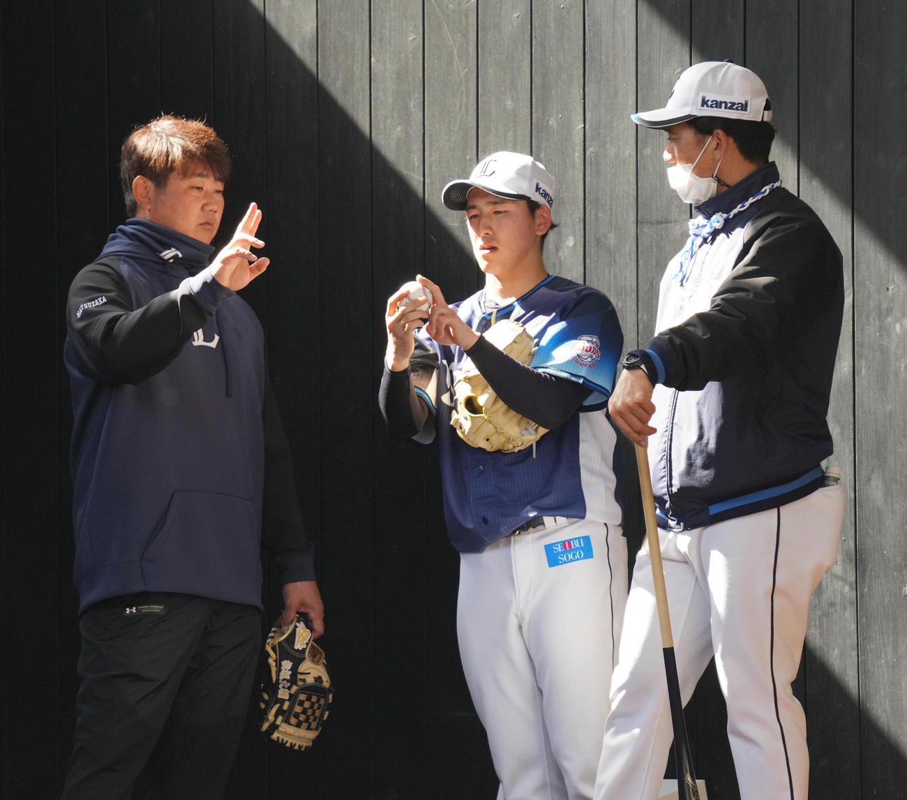 ブルペンで投球を終えた西武隅田に指導する臨時投手コーチの松坂大輔氏（左）。右は松井監督（撮影・小沢裕）