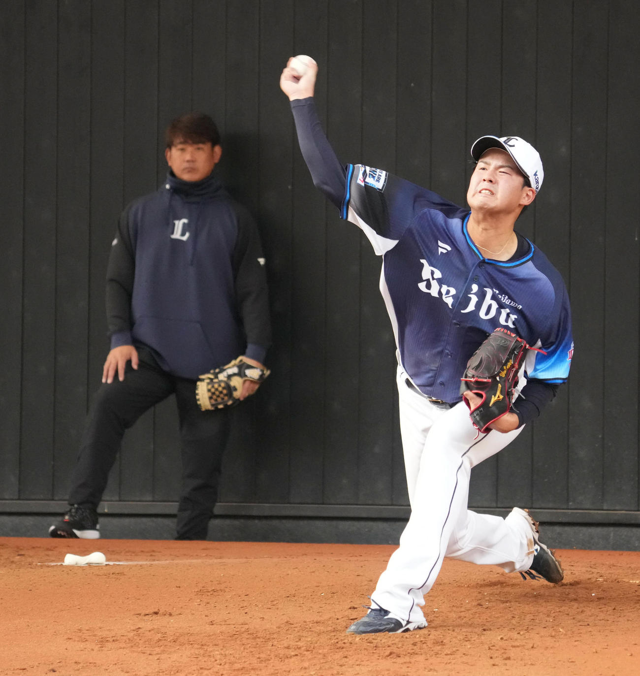 ブルペンで西武臨時投手コーチの松坂大輔氏（左）から指導を受けたスライダーを投げる渡辺（撮影・小沢裕）