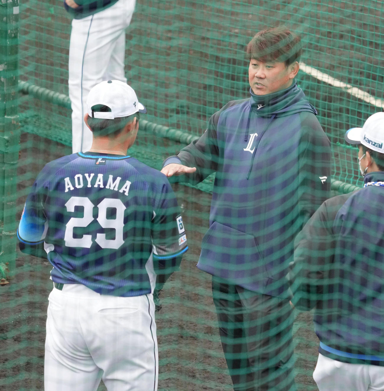 フリー打撃登板を終え臨時投手コーチの松坂氏（右）に声を掛けられる青山（撮影・小沢裕）
