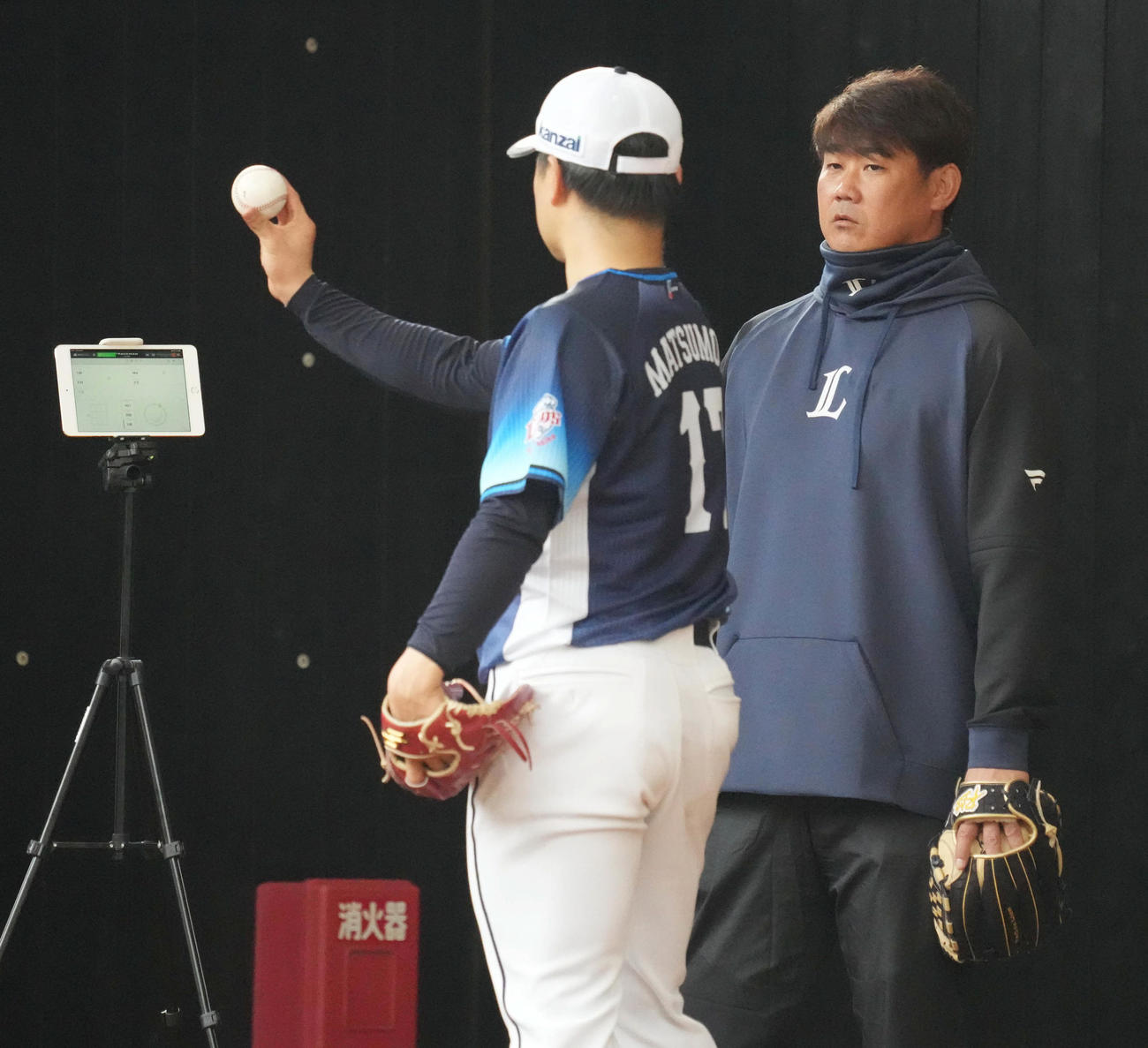 フリー打撃登板後にブルペンで投球する西武松本は臨時投手コーチの松坂氏（右）の指導を受ける（撮影・小沢裕）