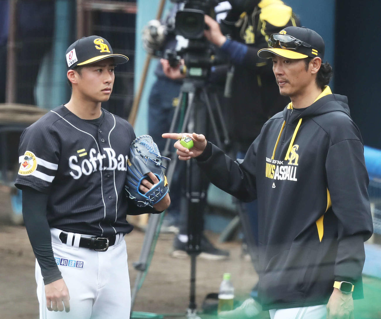 シート打撃に登板後、斉藤投手コーチ（右）と話す板東（撮影・屋方直哉）