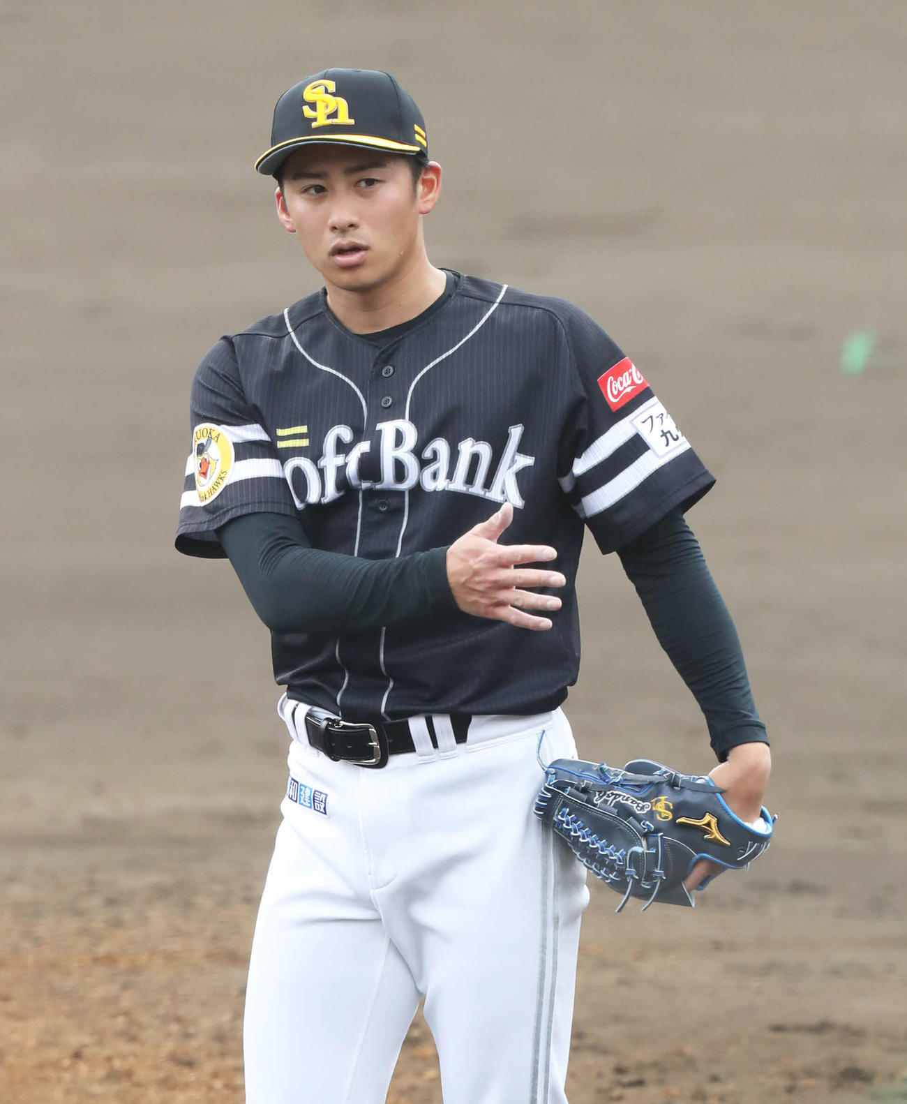 シート打撃に登板し、捕手渡辺陸と確認し合う板東（撮影・屋方直哉）