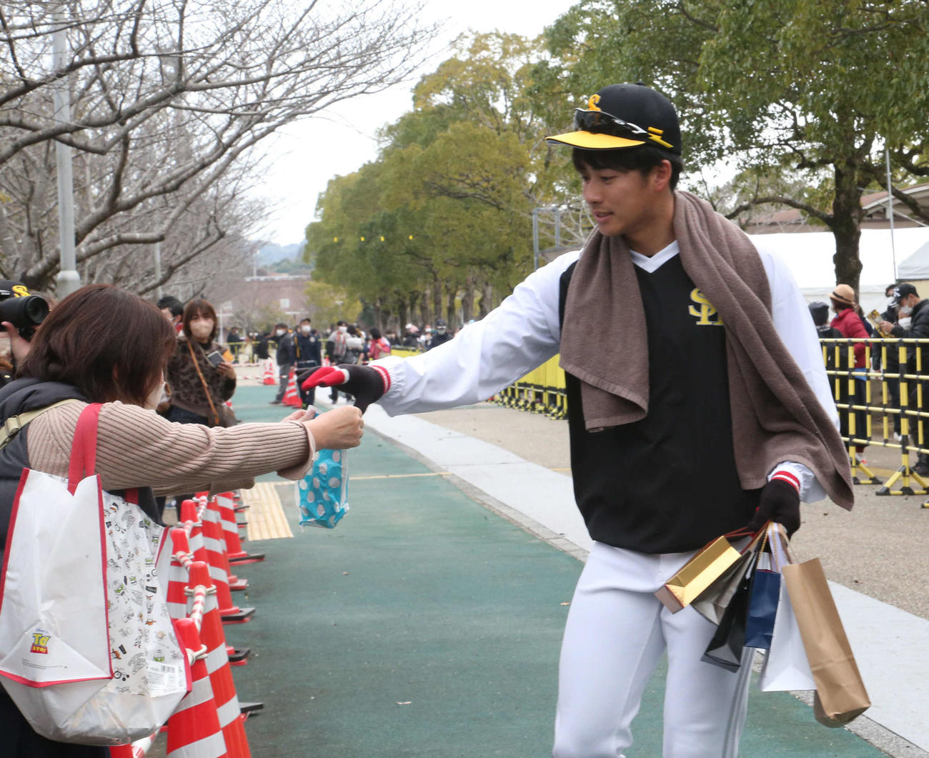 ファンからプレゼントを受けとり練習に戻る板東（撮影・梅根麻紀）