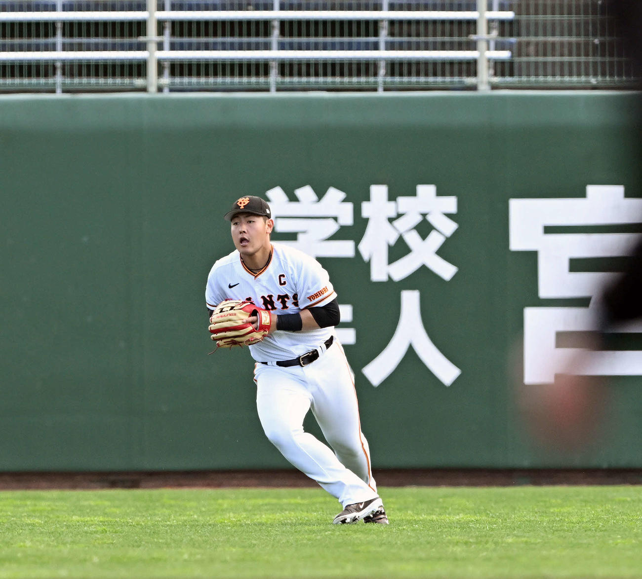 巨人紅白戦　4回表紅組無死二塁、浅野の左前打を捕球する岡本和（撮影・滝沢徹郎）