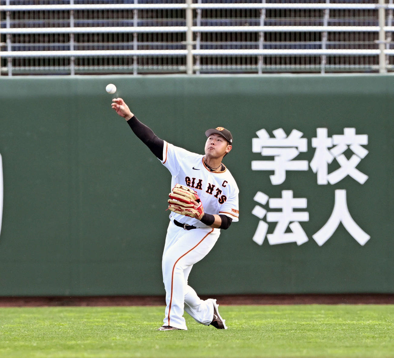 巨人紅白戦　4回表紅組無死二塁、浅野の左前打を捕球し送球する岡本和（撮影・滝沢徹郎）