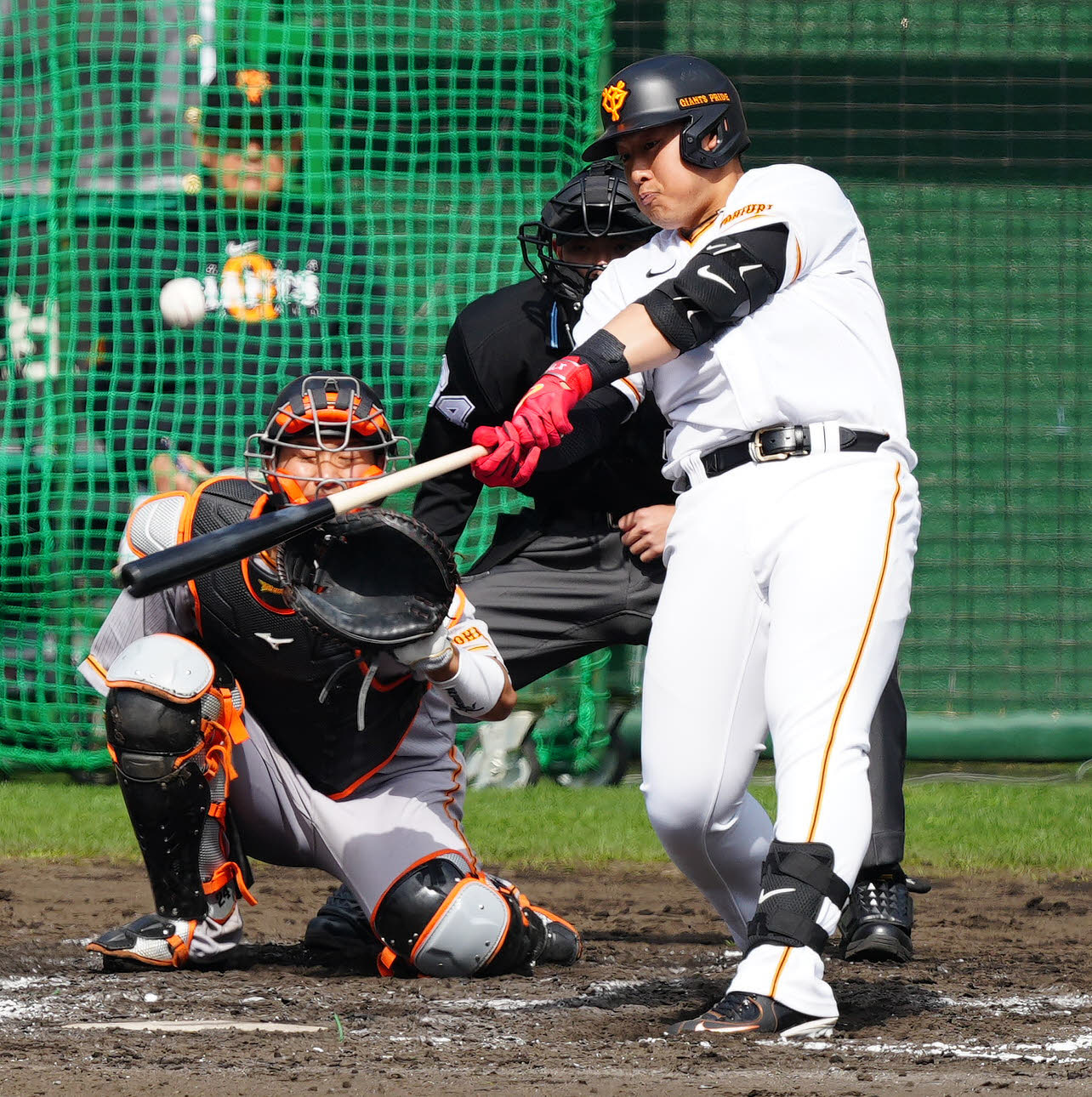 巨人紅白戦　4回裏白組無死、二飛に倒れる岡本和（撮影・江口和貴）