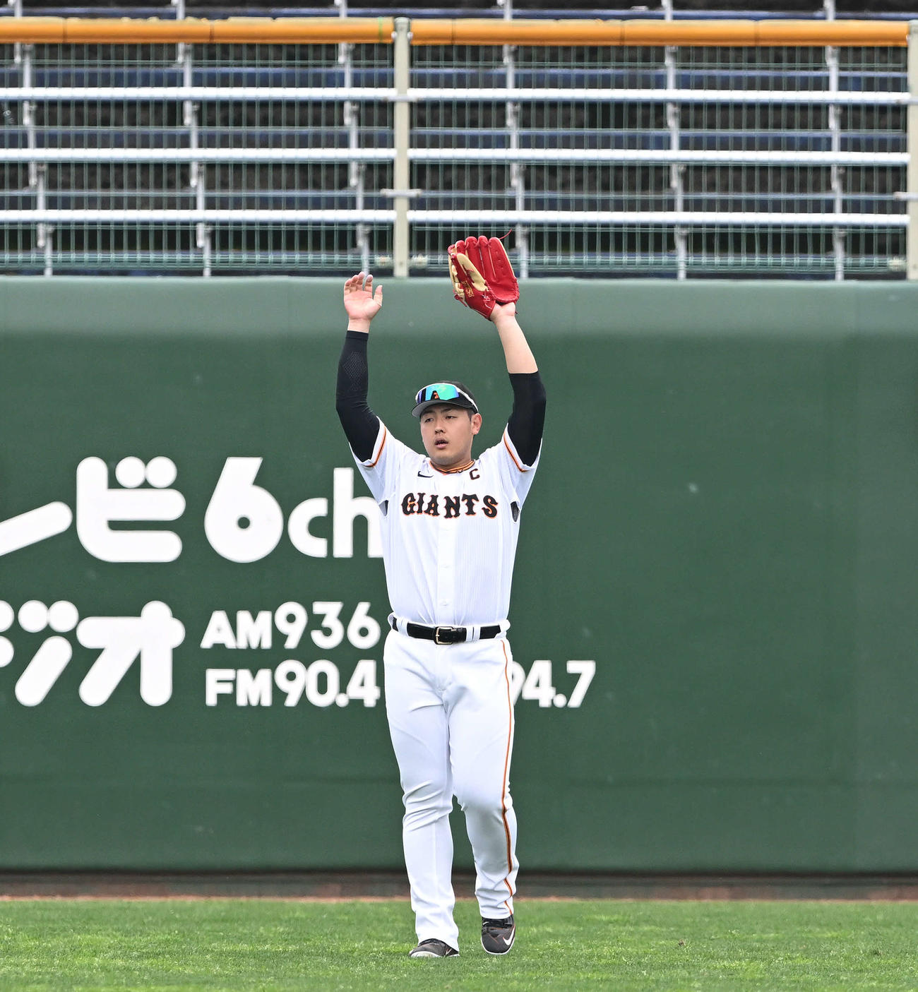 巨人紅白戦前に左翼でシートノックを受ける岡本和（撮影・滝沢徹郎）