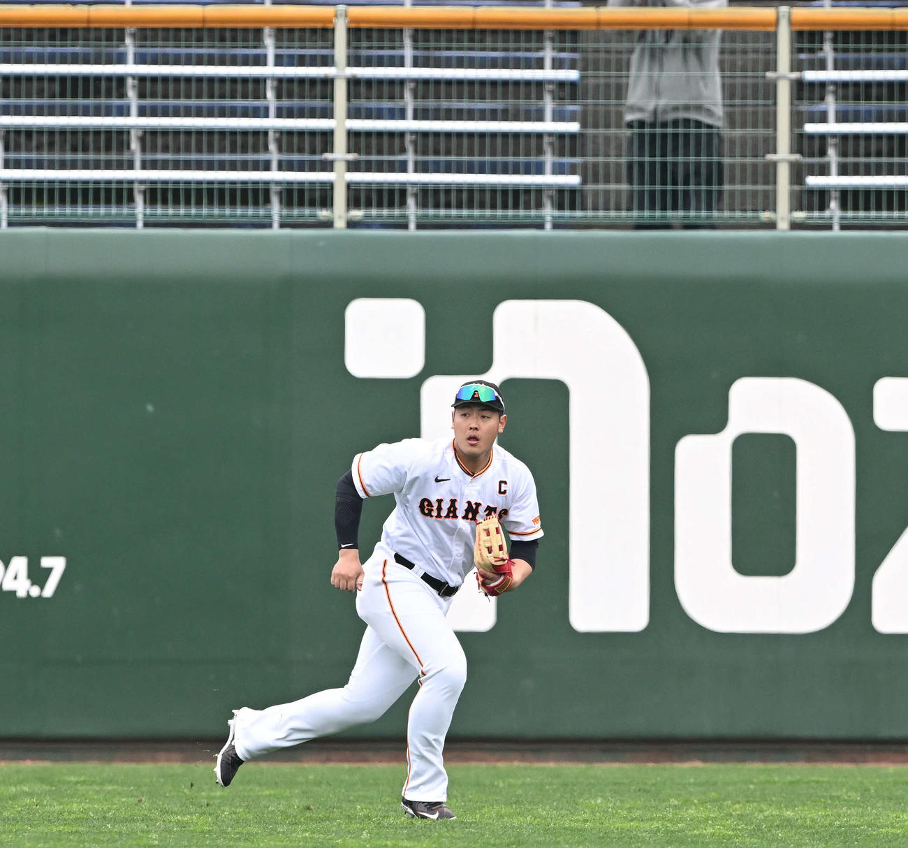 巨人紅白戦前に左翼でシートノックを受ける岡本和（撮影・滝沢徹郎）