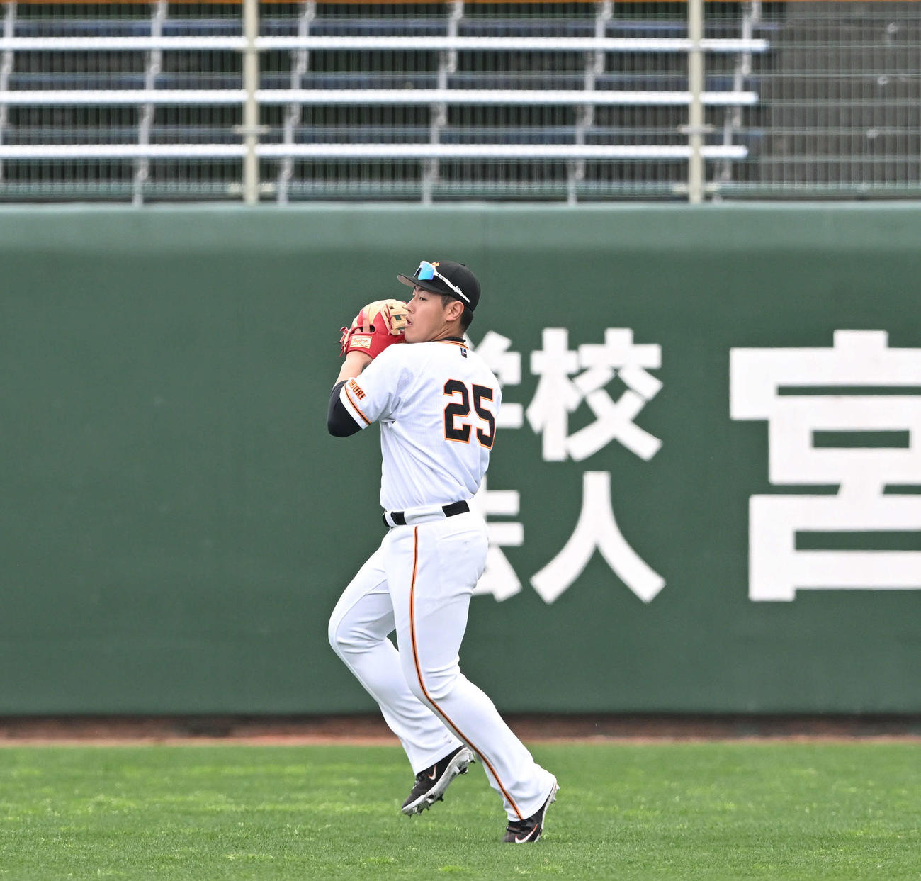 巨人紅白戦前に左翼でシートノックを受ける岡本和（撮影・滝沢徹郎）