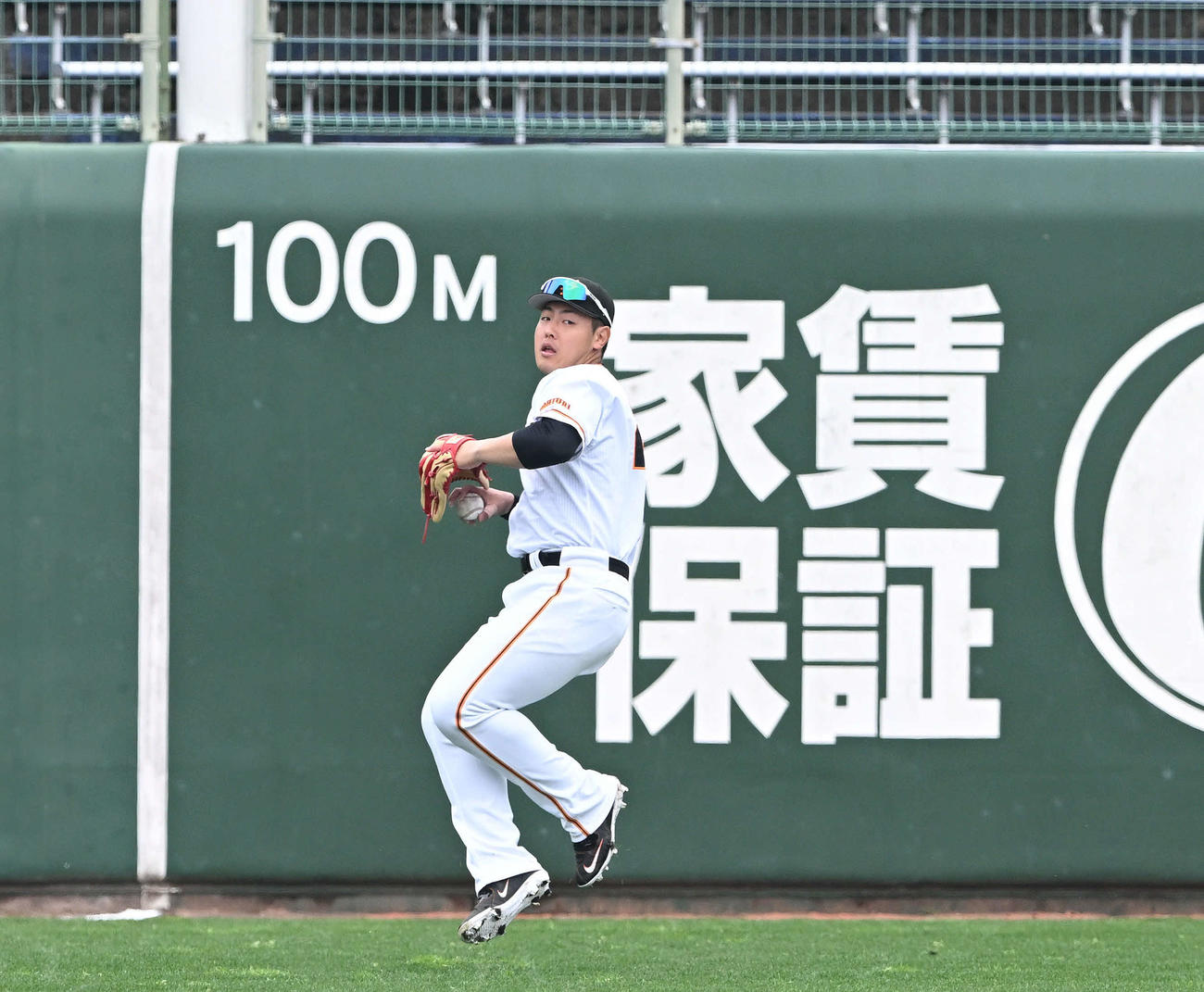 巨人紅白戦前に左翼でシートノックを受ける岡本和（撮影・滝沢徹郎）